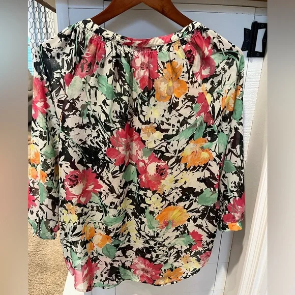 Lauren Ralph Lauren floral semi sheer blouse size Medium. 1083 - Picture 2 of 4